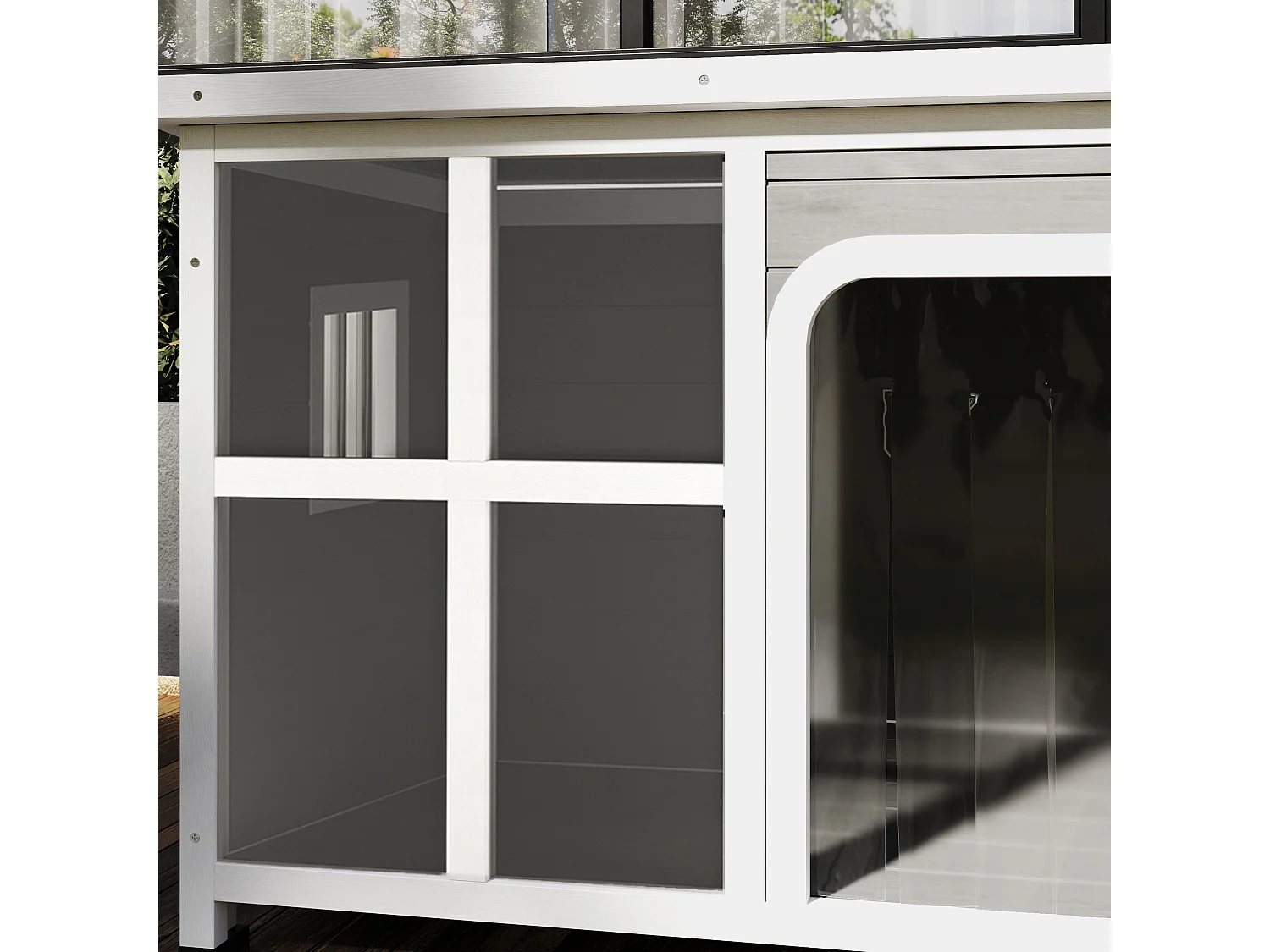 Casetta cani con finestre laterali e ingresso a tenda grigio chiaro