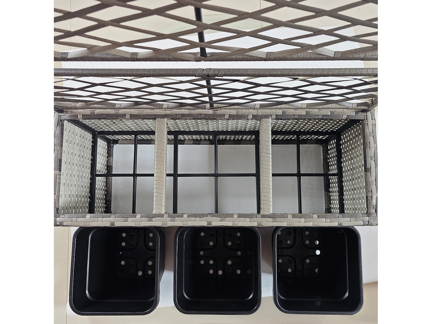 Fioriera con grigliato per rampicanti e 3 vasi in rattan pe grigio