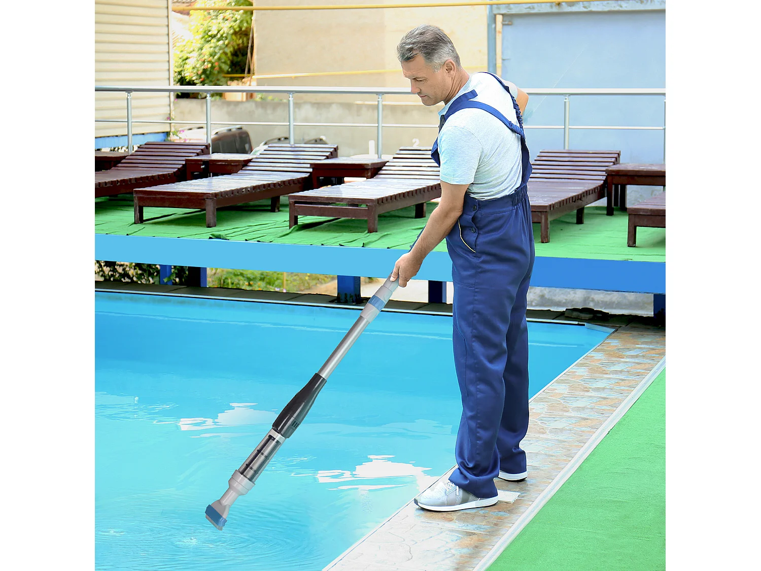 Aspirapolvere per piscina portatile e cordless in ABS e alluminio con asta telescopica regolabile a 3 livelli ø6x106-162 cm blu e bianco