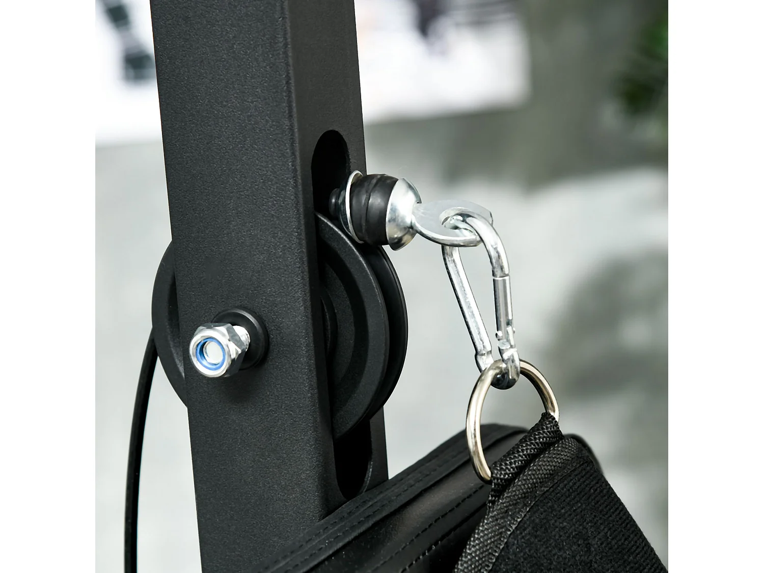 Stazione fitness multifunzione con lat machine in acciaio nero