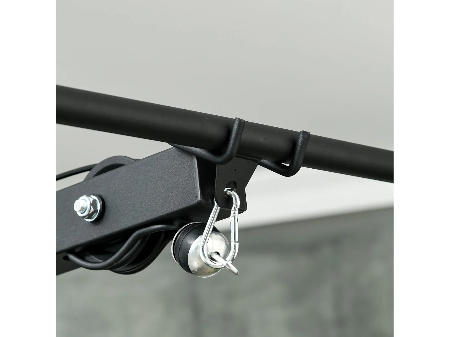 Stazione fitness multifunzione con lat machine in acciaio nero