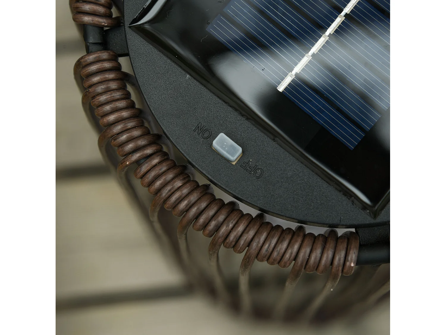 Lanterna solare da terra per giardino in rattan marrone