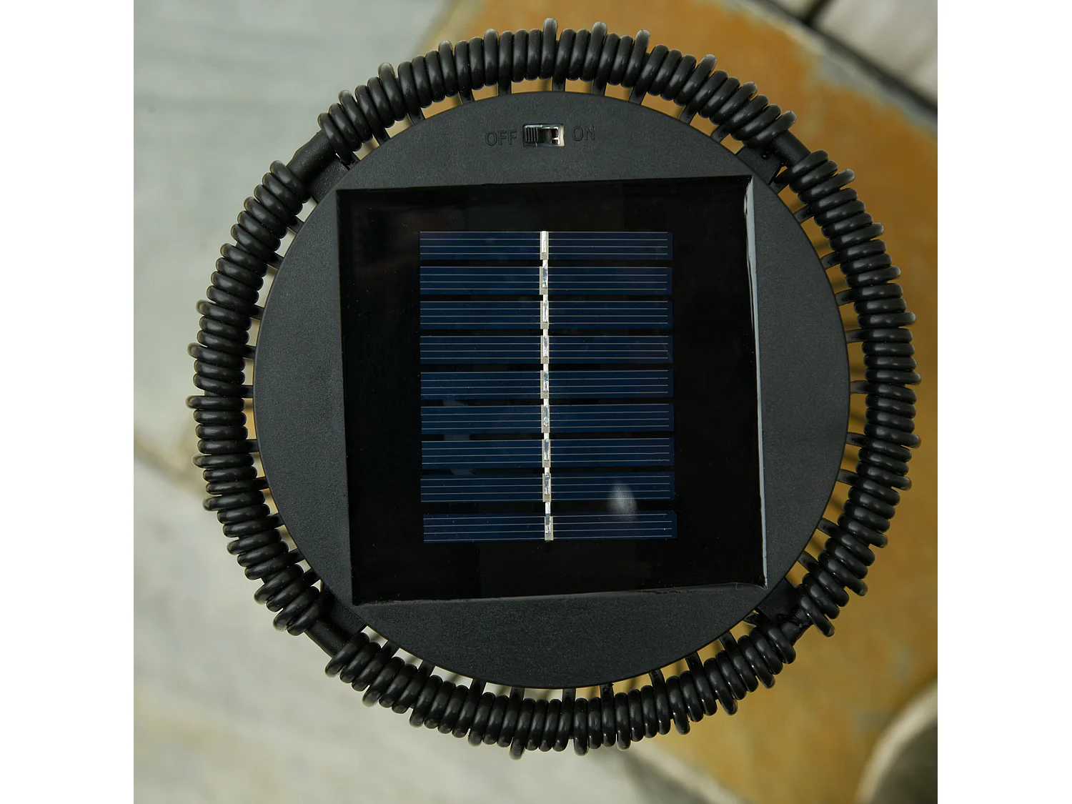 Lanterna solare da terra per giardino in rattan nero