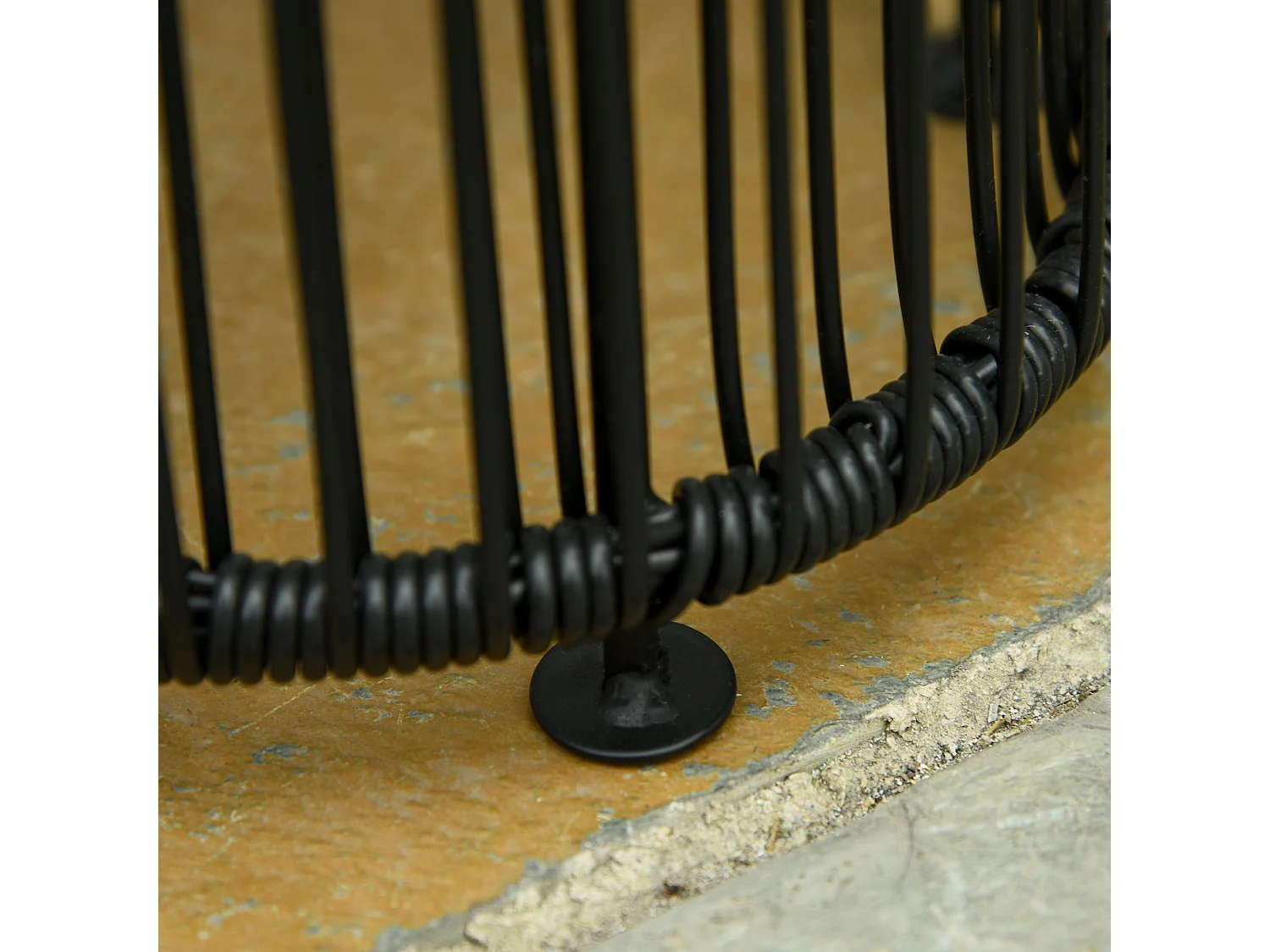 Lanterna solare da terra per giardino in rattan nero