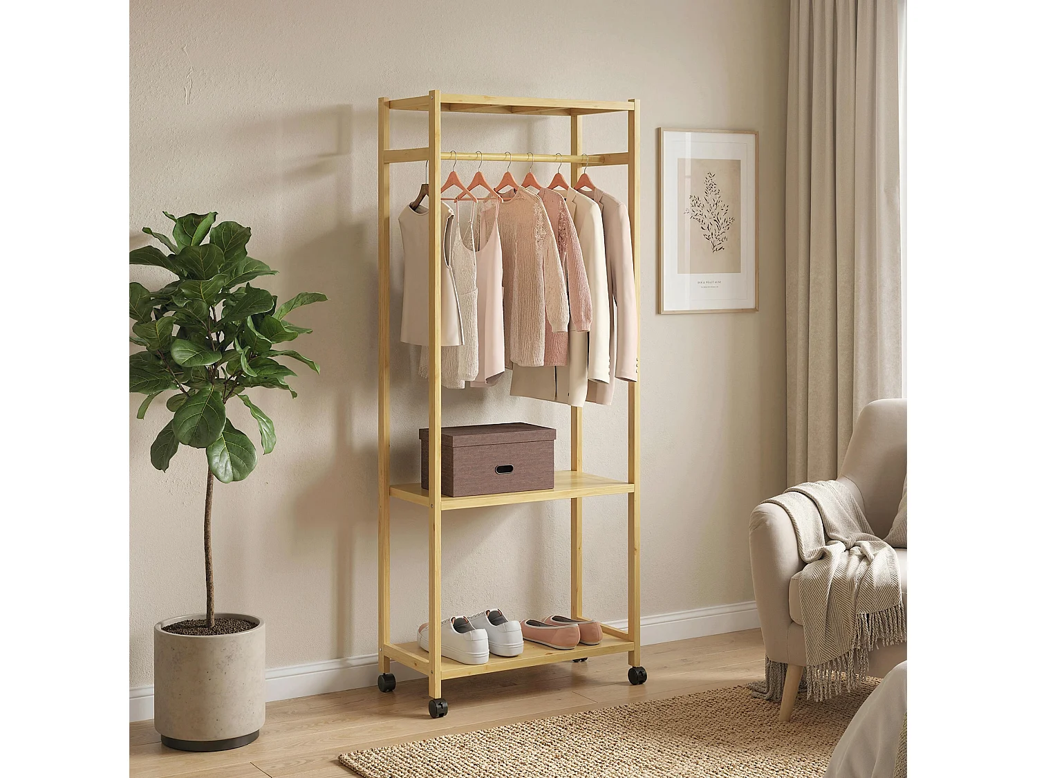 Stand appendiabiti da terra con ripiani e ruote in bambù