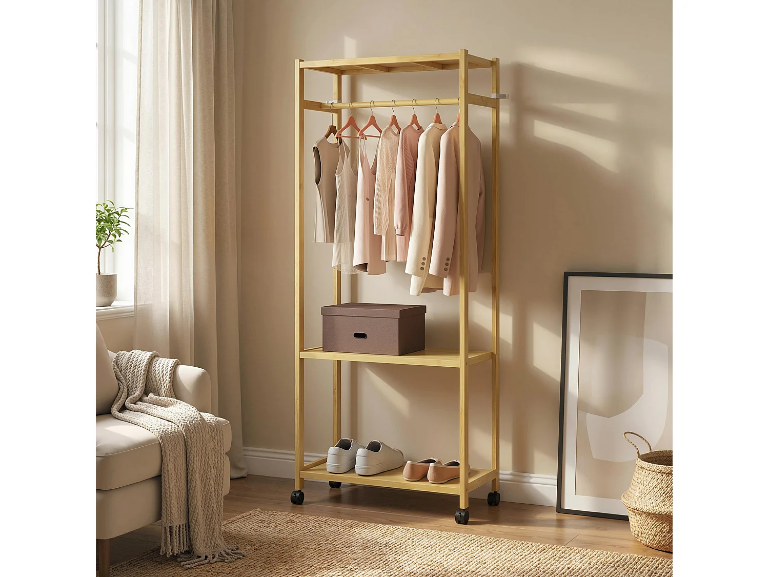 Stand appendiabiti da terra con ripiani e ruote in bambù