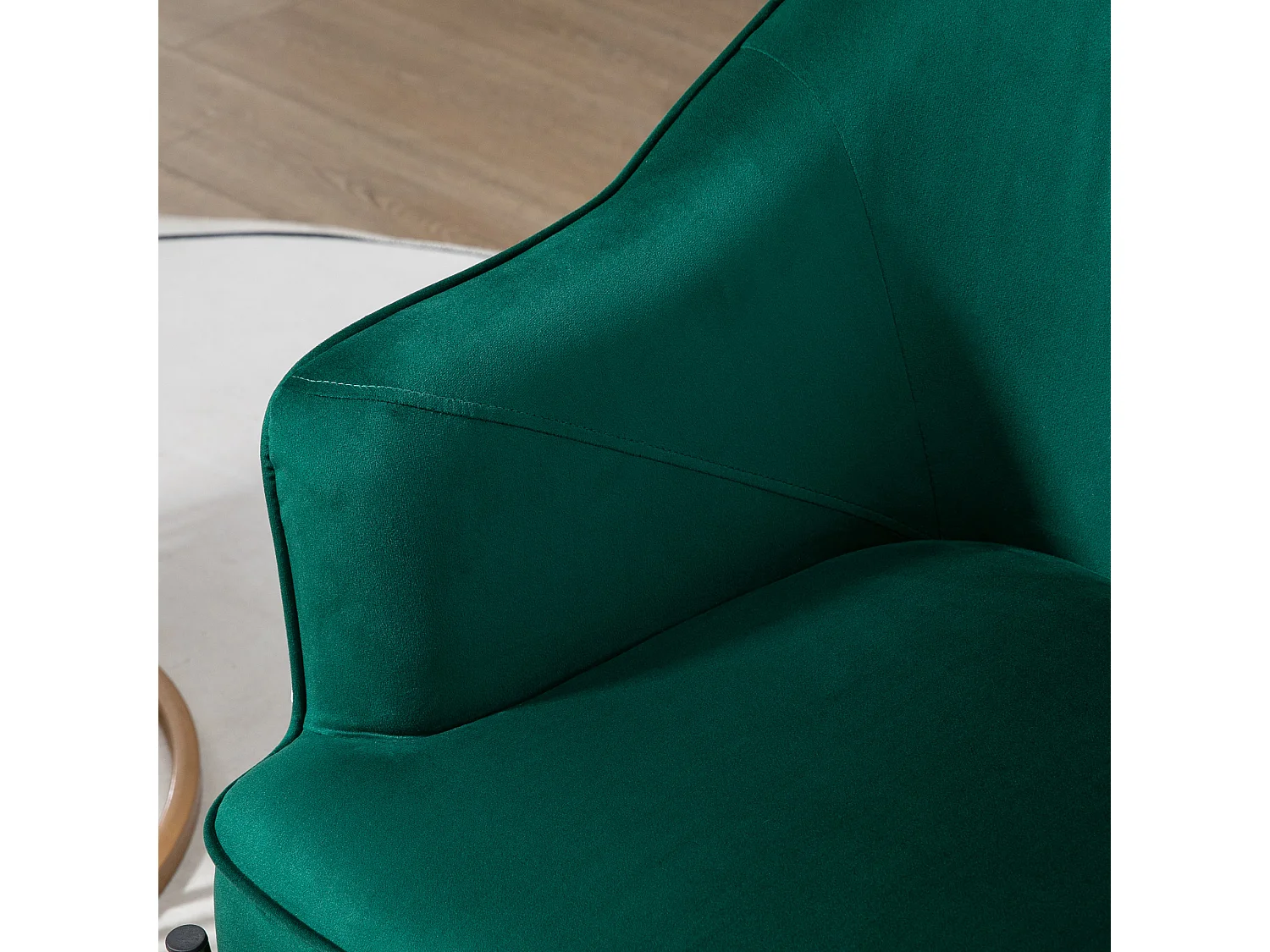 Poltrona in tessuto effetto velluto con gambe oro in acciaio verde