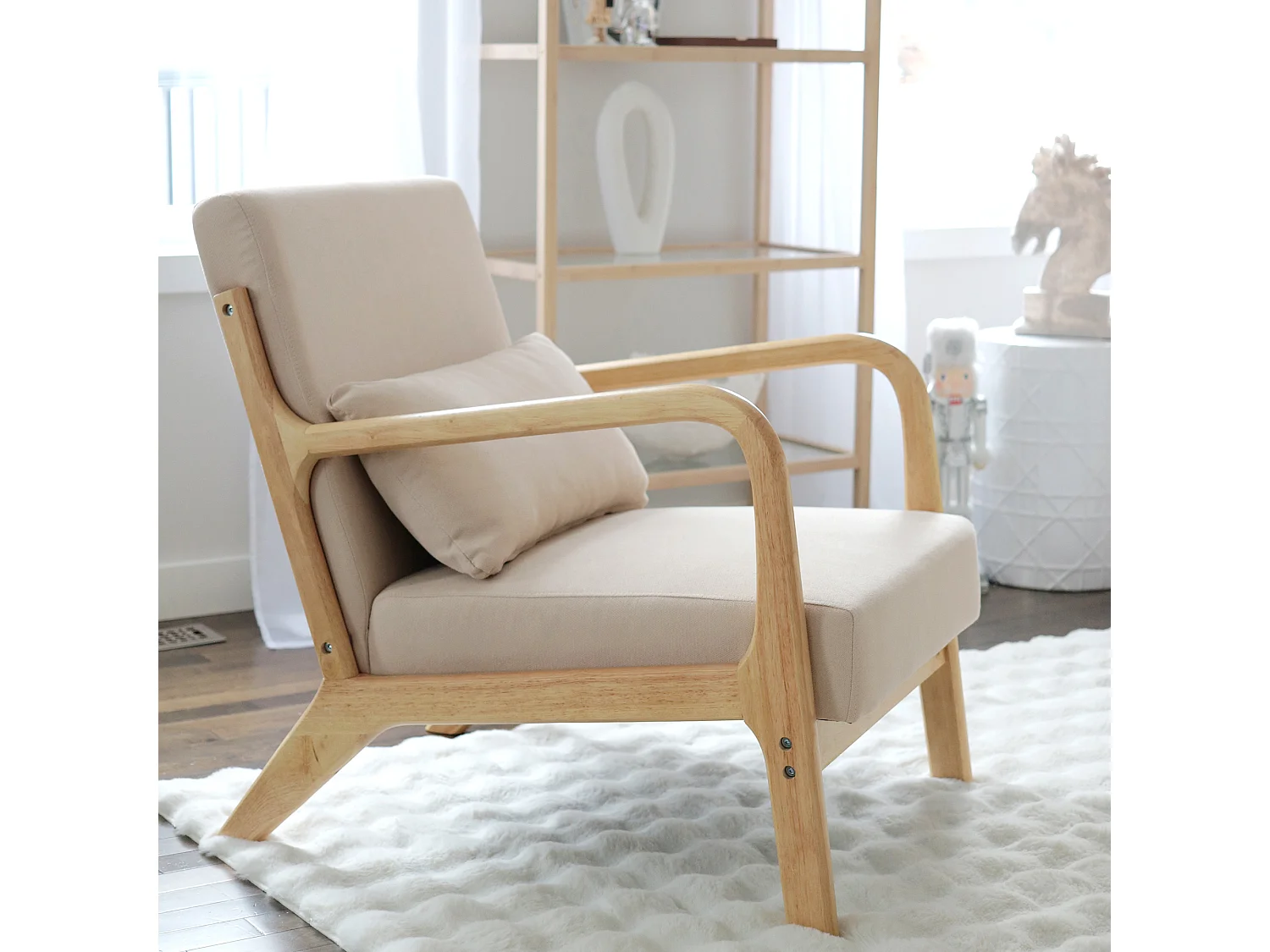 Poltroncina da camera imbottita con cuscino in velluto e legno beige