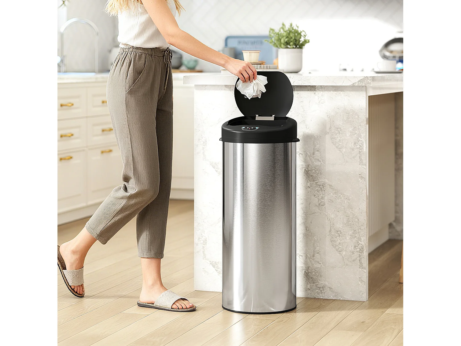 Bidone per rifiuti da 55 litri con apertura e chiusura automatica