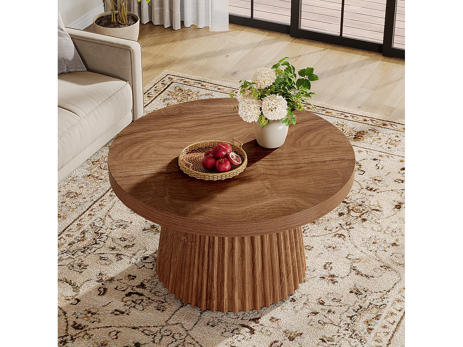 Tables basses rondes de style campagnard, 80 cm, avec piètement cylindrique cannelé.