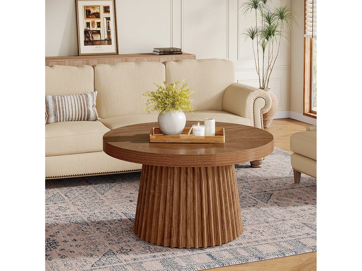 Tables basses rondes de style campagnard, 80 cm, avec piètement cylindrique cannelé.