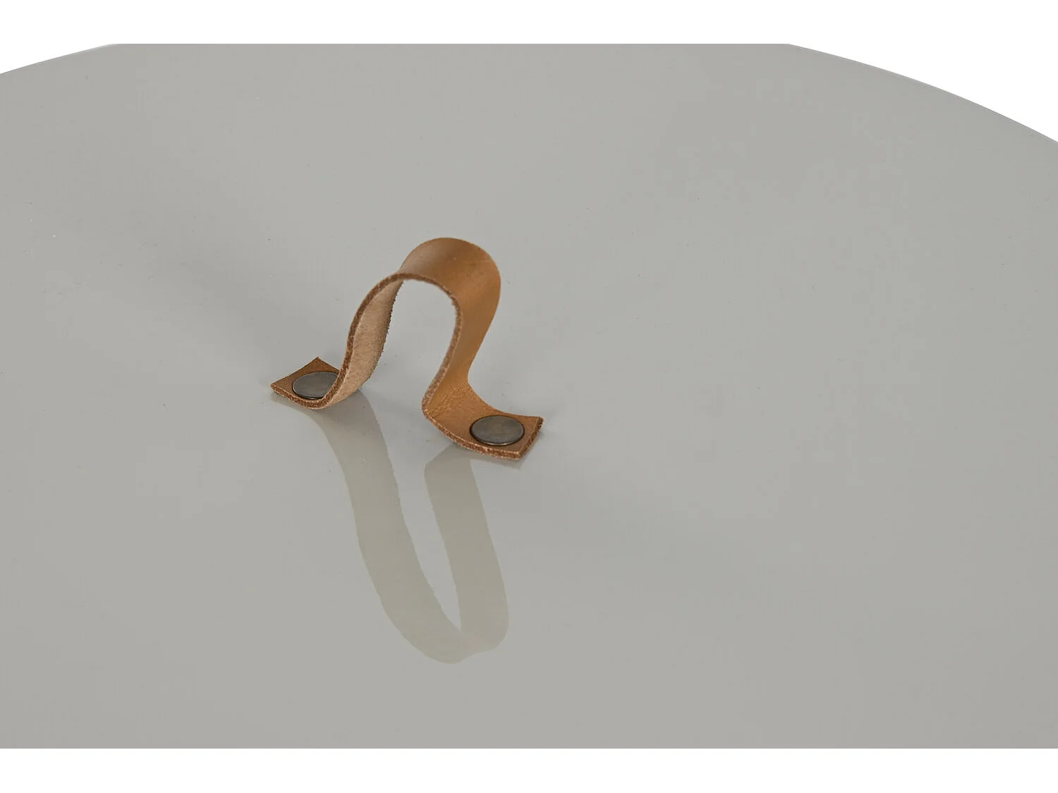 Bijzettafel van ijzer met leer, 40x40x56 cm, gelakte handgreep.