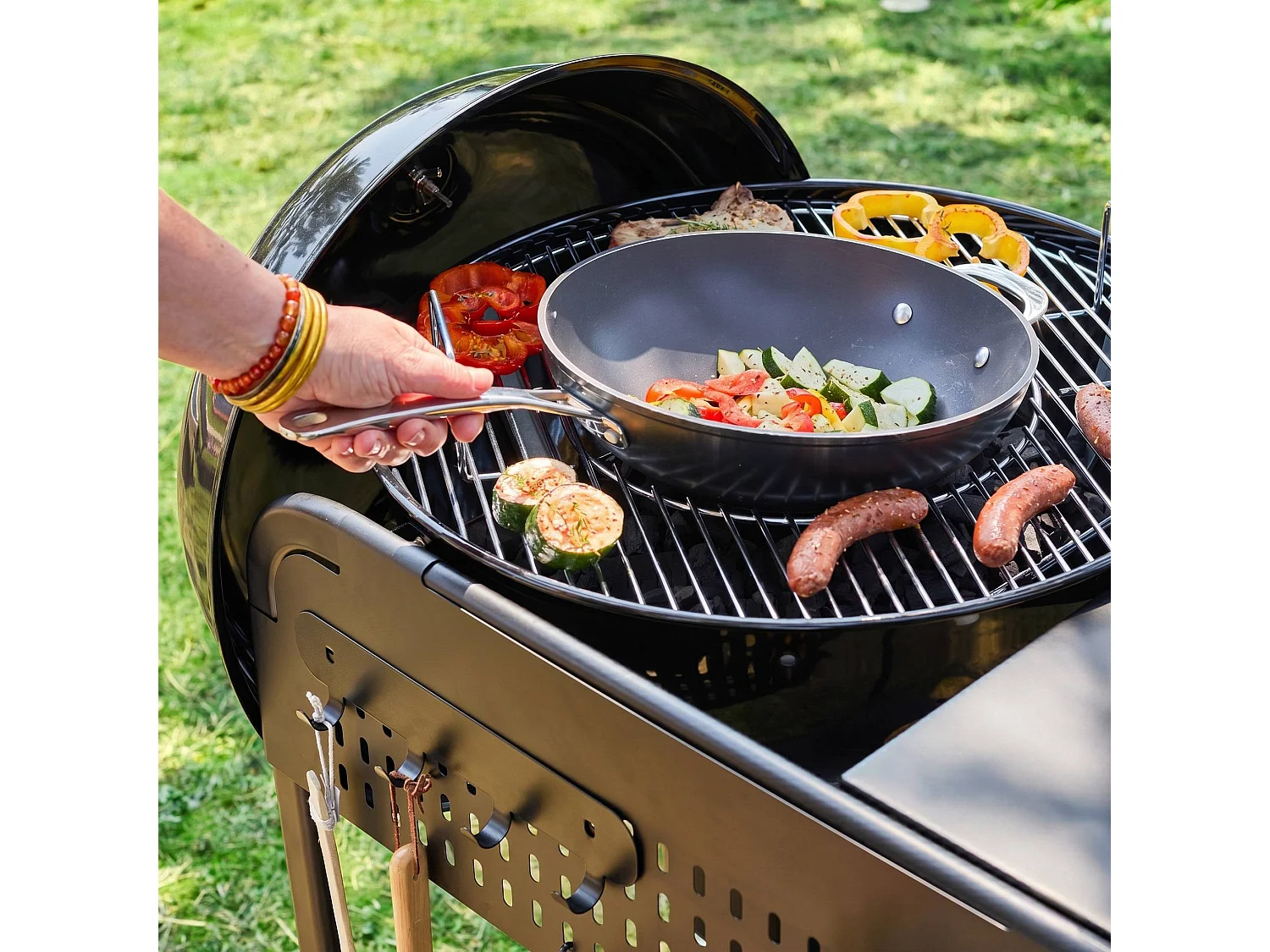 Barbecue rond charbon de bois acier émaillé Ø53cm. grill noir avec chariot - Maurice