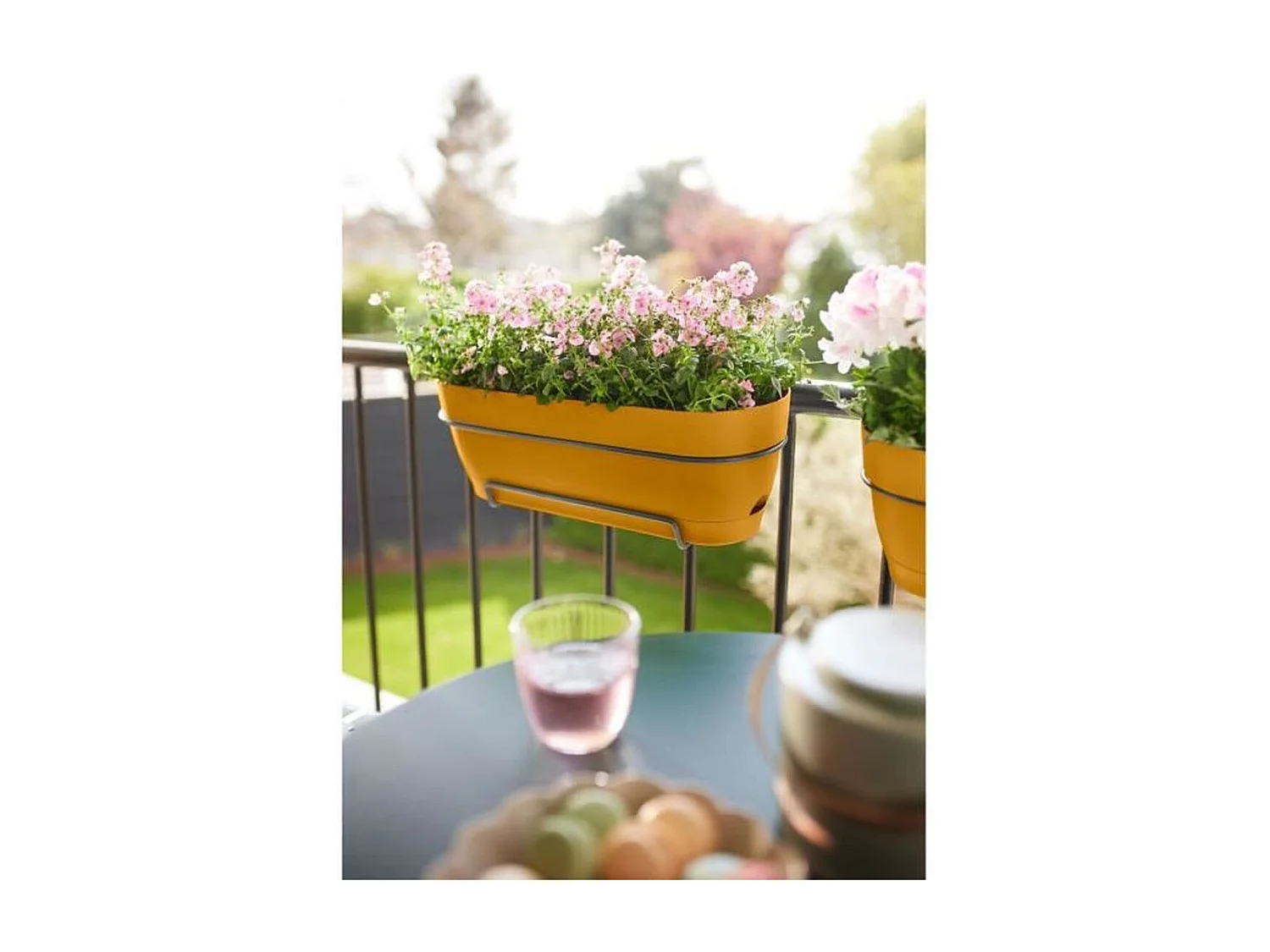 Rechteckiger Balkonkasten Vibia Campana 50 cm Honiggelb mit integriertem Wasserbehälter und automatischem Bewässerungssystem