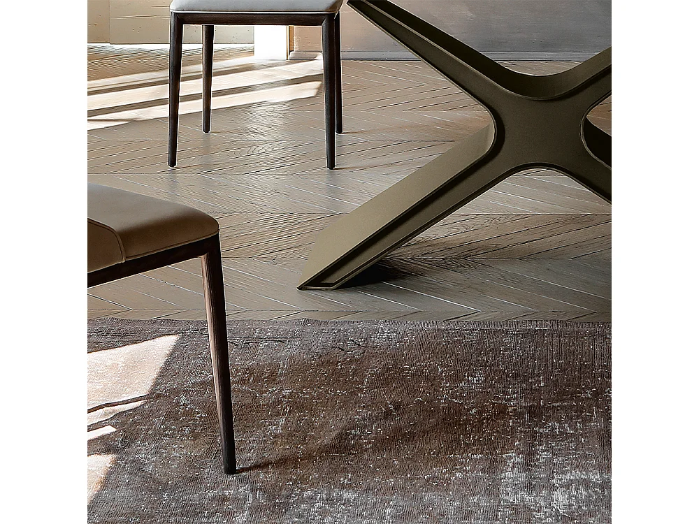 Table fixe en céramique Calliope - Base - Bronze brossé, structure gris charbon, canon avec bord incliné, plateau en porcelaine Macchiavecchia mate