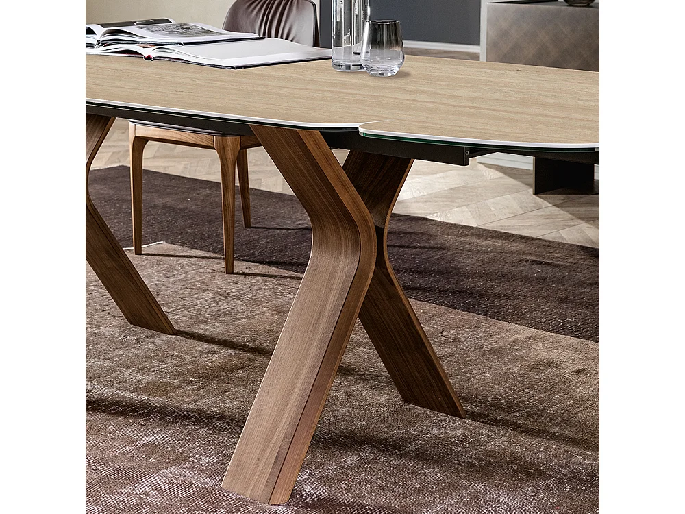 Table extensible en travertin - base en noyer canaletto, rail en aluminium peint gris charbon, canon à bord régulier, grès travertin beige