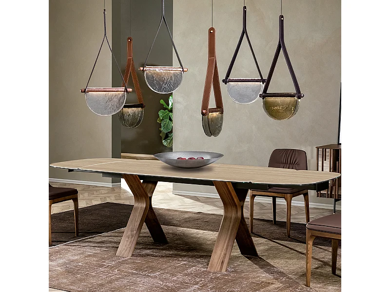 Table extensible en travertin - base en noyer canaletto, rail en aluminium peint gris charbon, canon à bord régulier, grès travertin beige