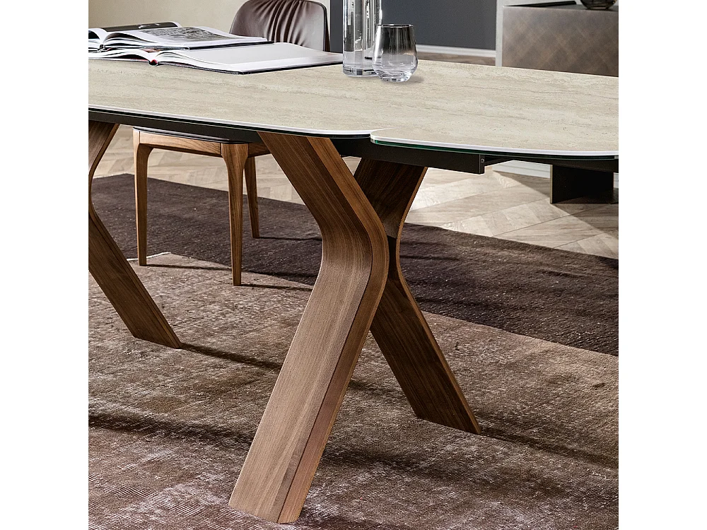 Table alambique extensible en travertin - base en noyer Canaletto, rail en aluminium peint gris charbon, canon à bord régulier, grès travertin blanc