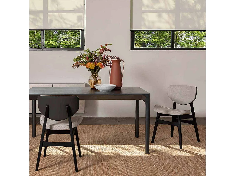 Chaise Zoe - Structure en frêne noir, tissu beige blanc flora, cuir gris, version 05, plis assortis