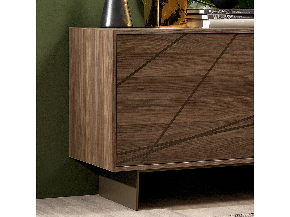 Buffet Maya à 3 portes, base métallique couleur bronze et finition chêne clair, étagères intérieures en verre extra-transparent