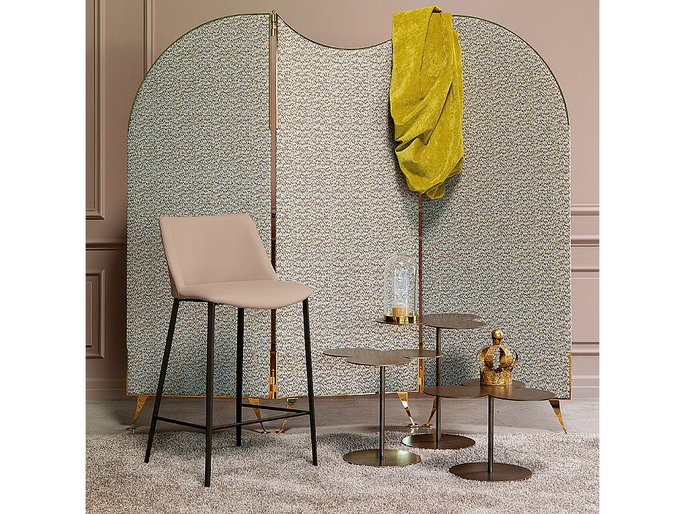 Tabouret en agata avec base gris charbon et tissu en cuir éco crème