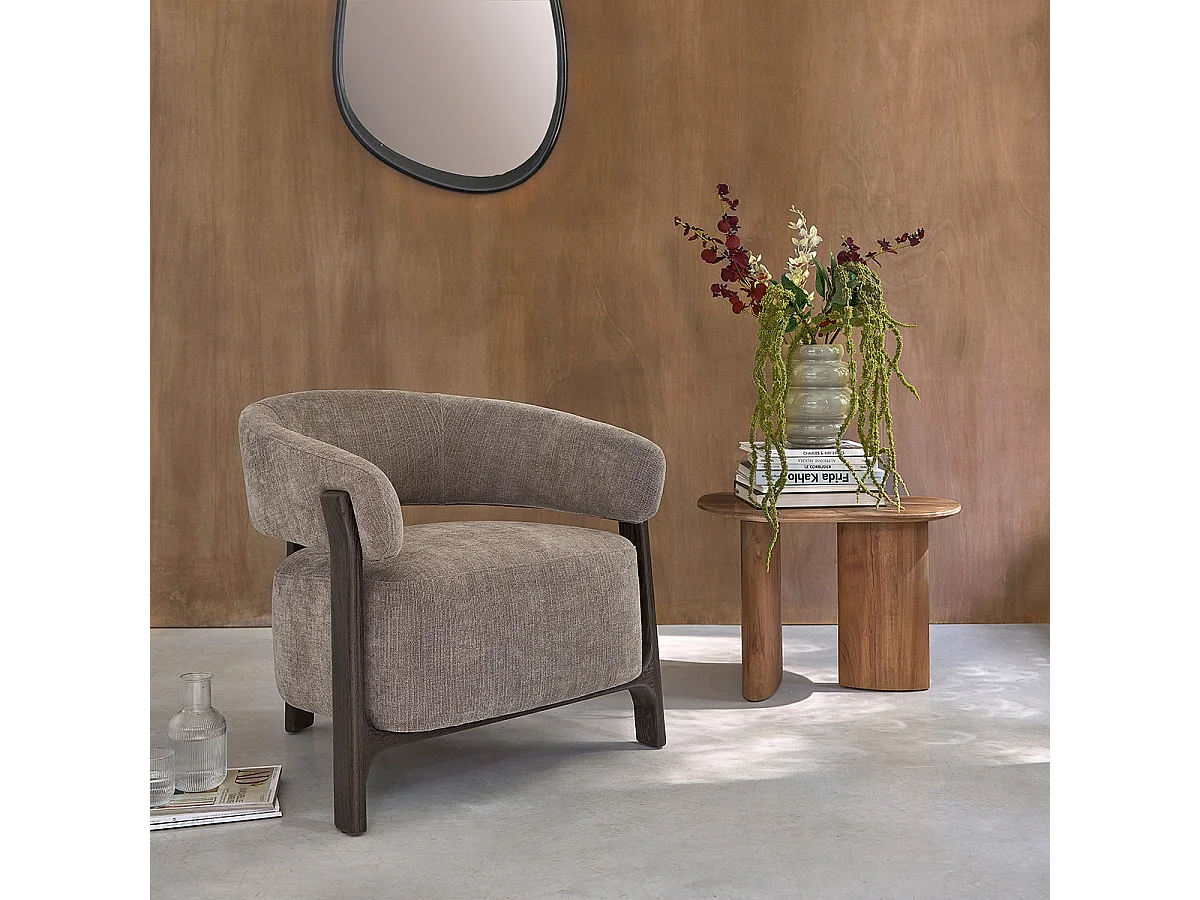 Poltrona in legno massello con finitura in noce e tessuto chenille