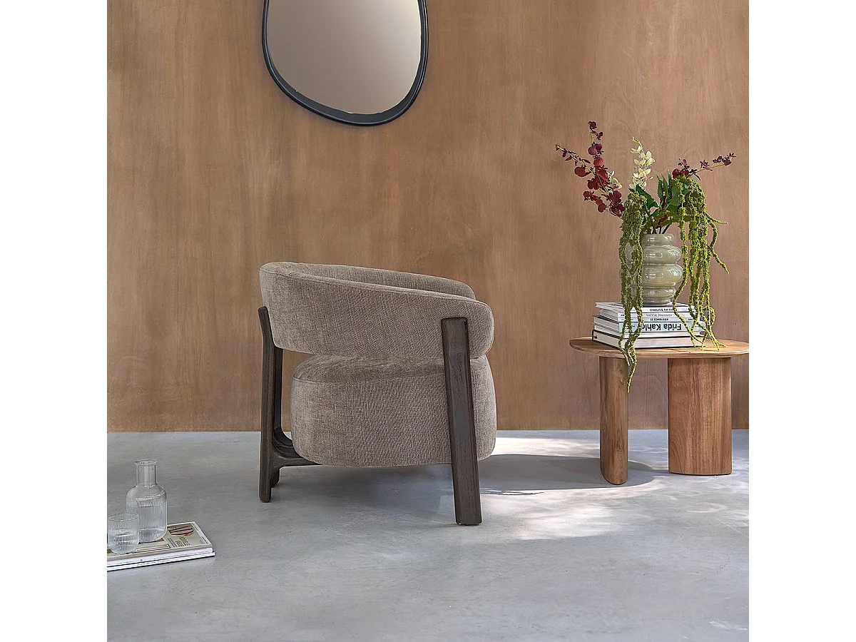 Poltrona in legno massello con finitura in noce e tessuto chenille