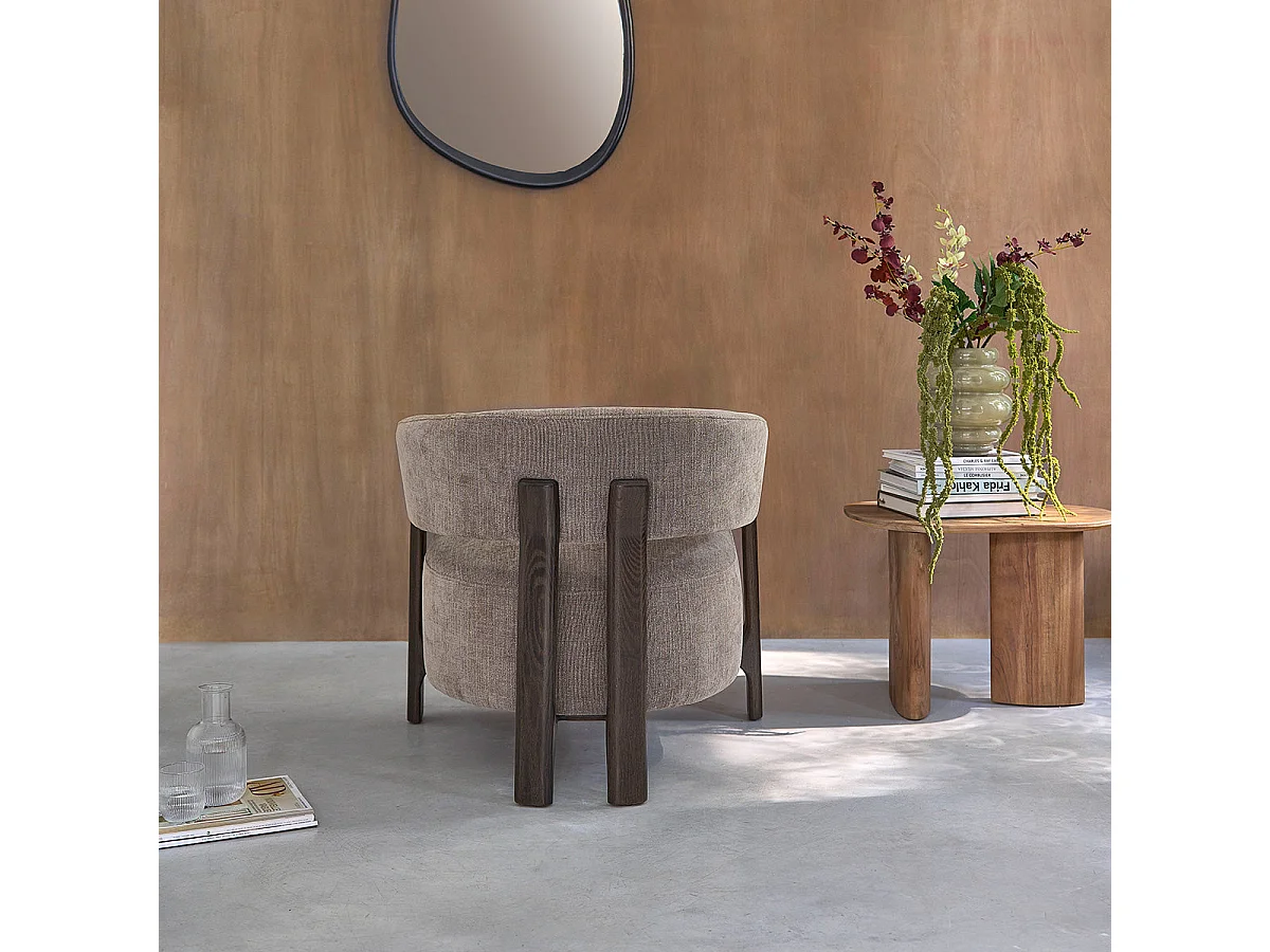 Poltrona in legno massello, finitura in noce, tessuto chenille tortora