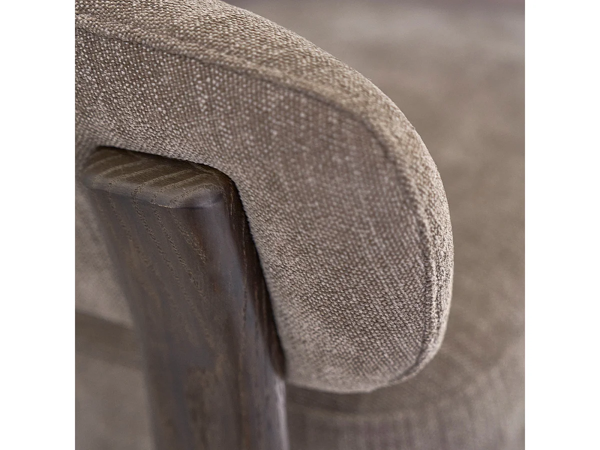 Poltrona in legno massello, finitura in noce, tessuto chenille tortora