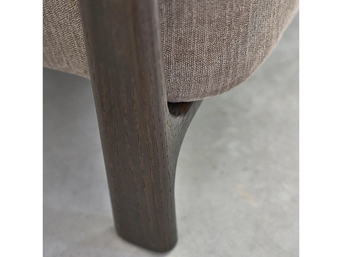 Poltrona in legno massello, finitura in noce, tessuto chenille tortora