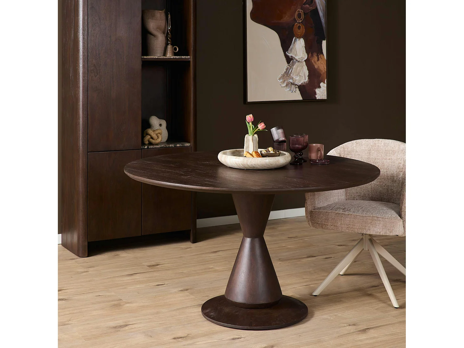 Table à manger bois foncé pied central sculpté Ø130 cm ALMA