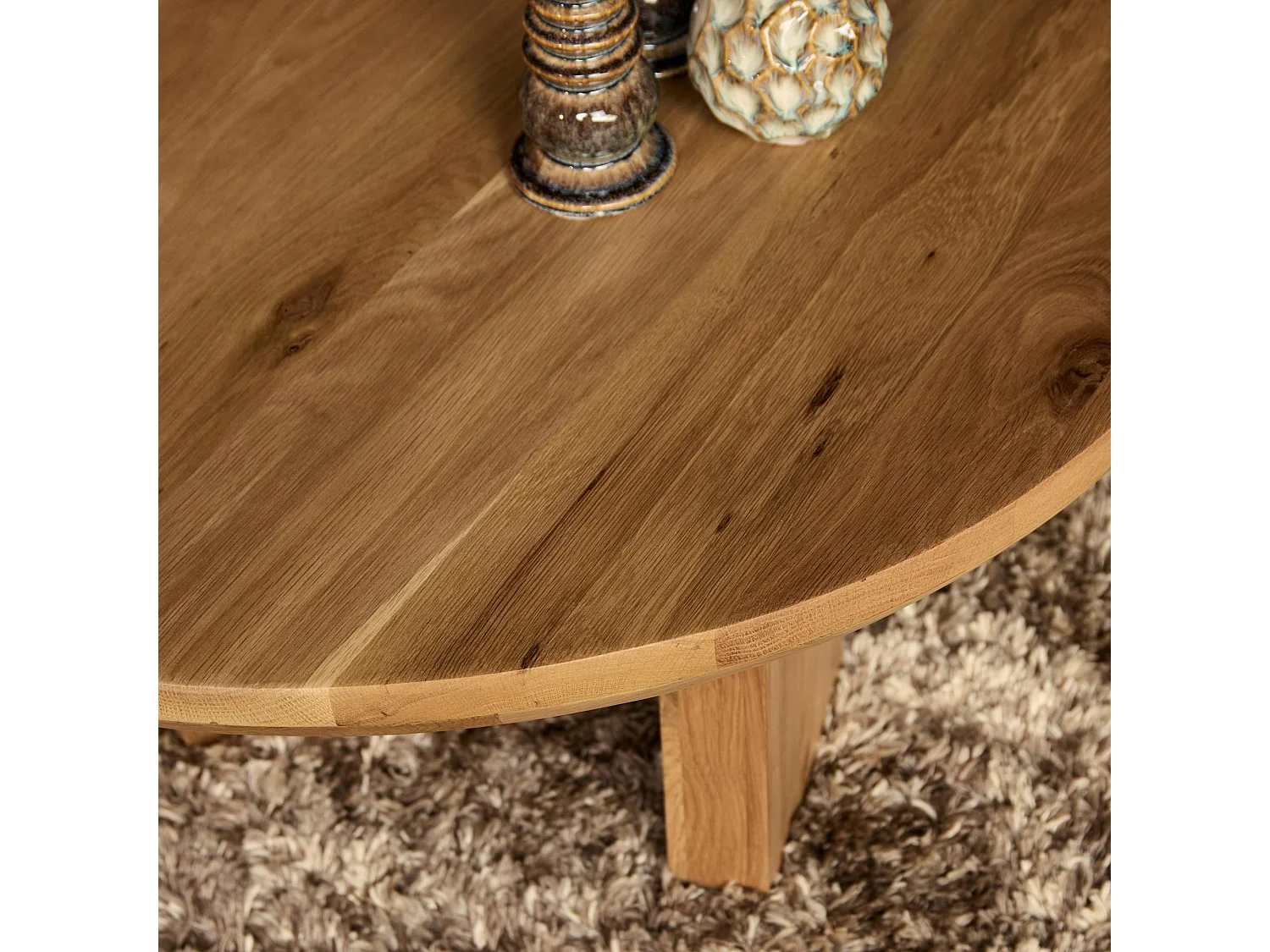 Table basse galet en bois clair à pieds larges LEXTON