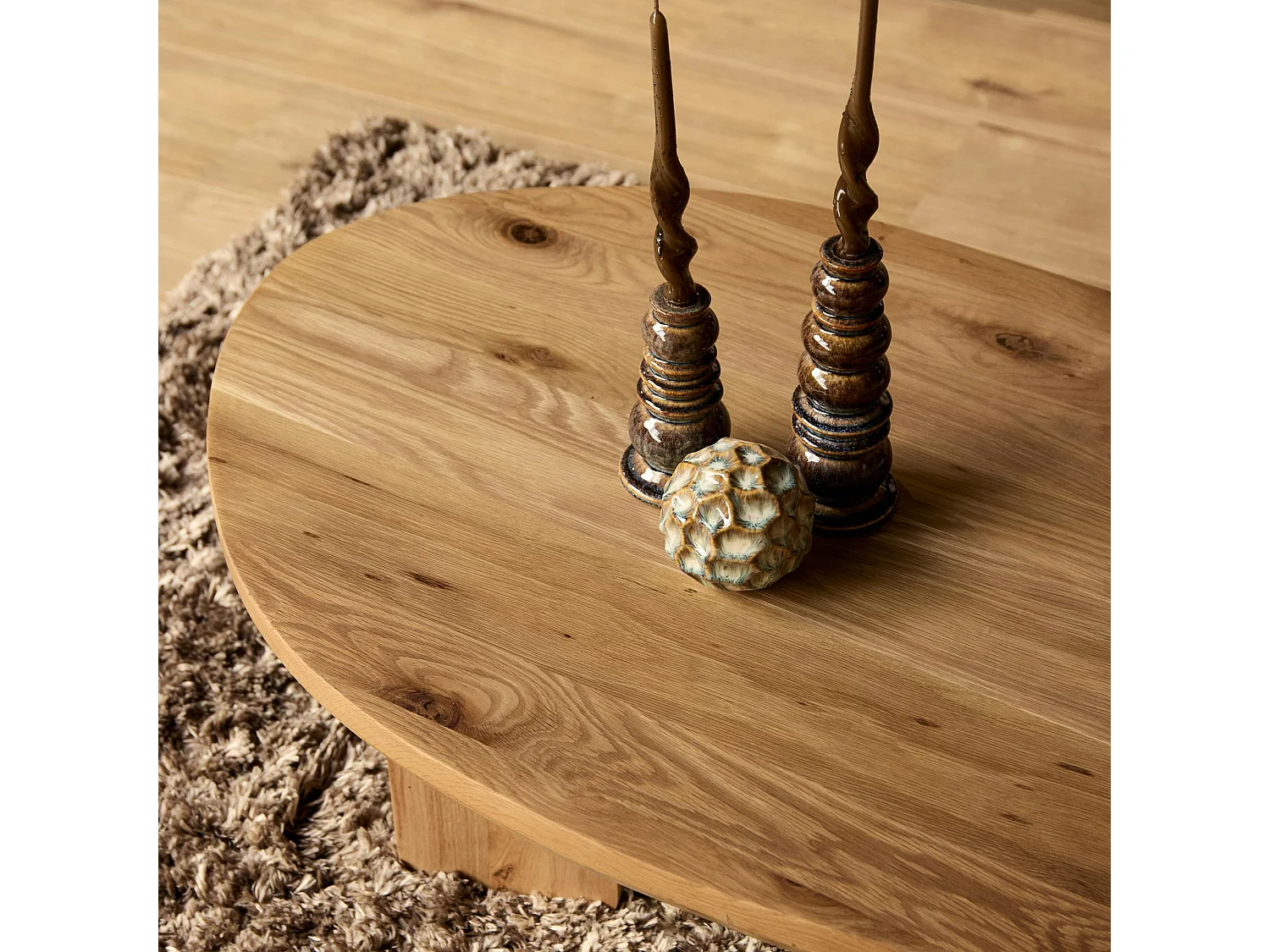 Table basse galet en bois clair à pieds larges LEXTON