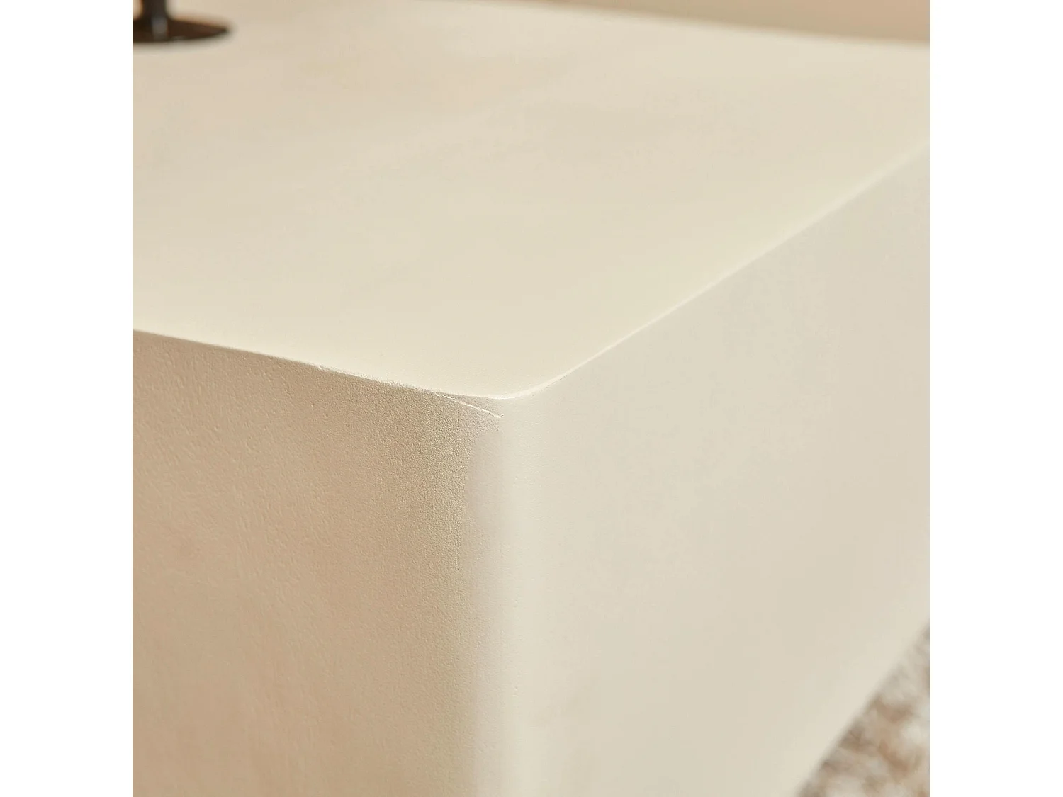 Table basse cube en bois sable à pied central ALMA