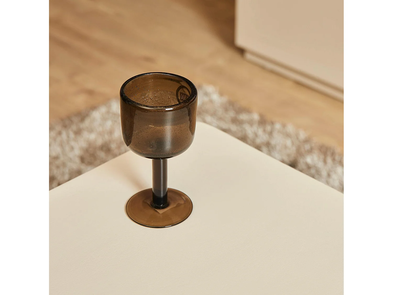 Table basse cube en bois sable à pied central ALMA