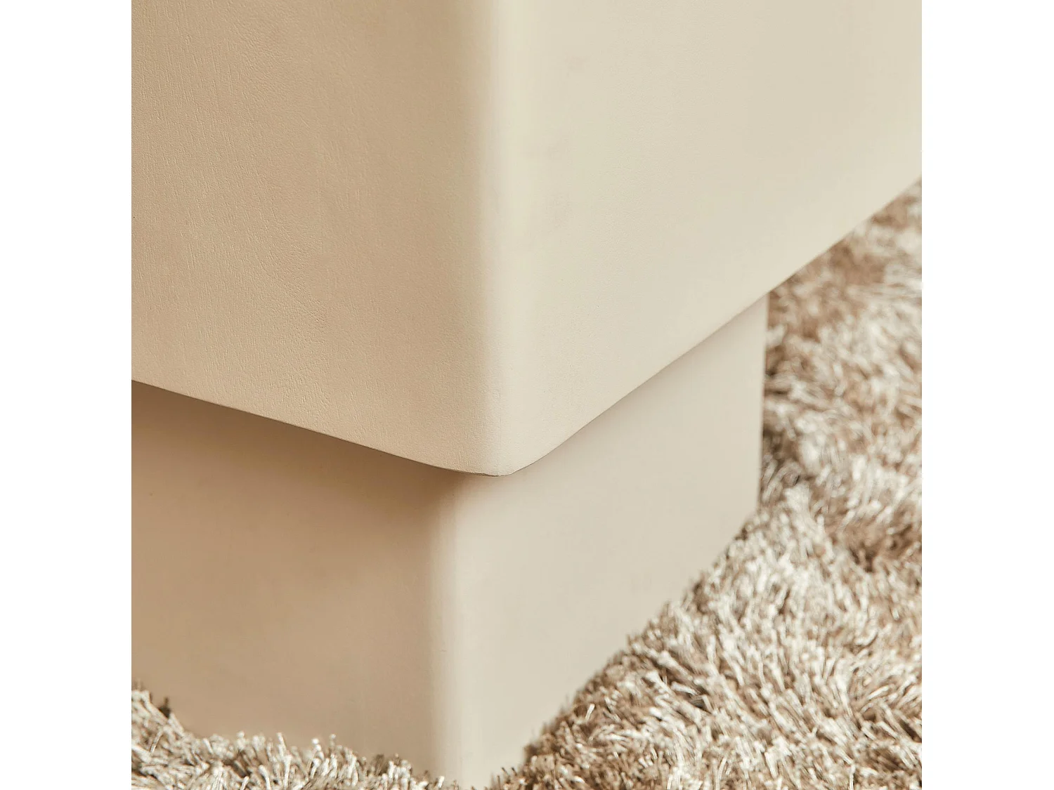 Table basse cube en bois sable à pied central ALMA