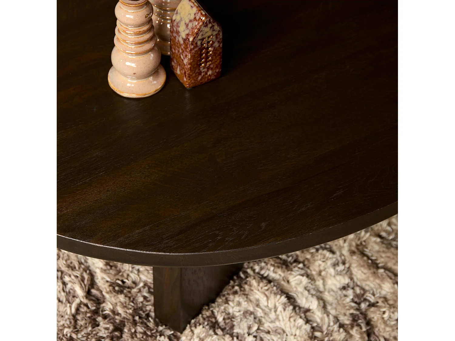 Table basse galet en bois foncé à pieds larges LEXTON