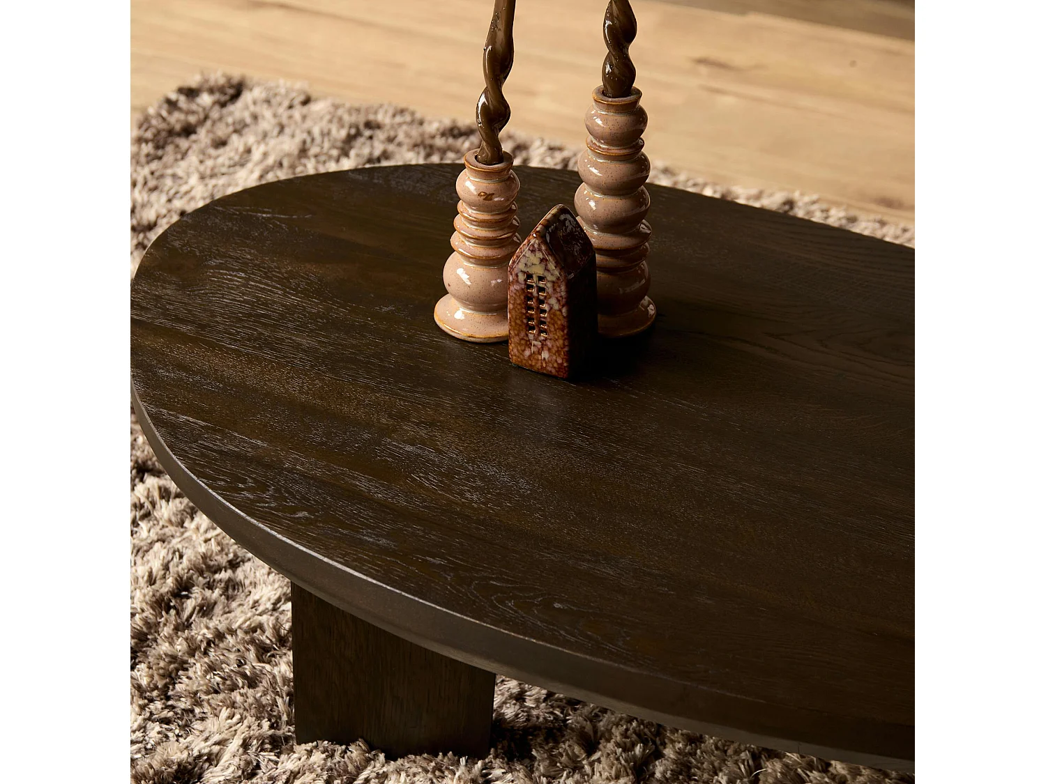 Table basse galet en bois foncé à pieds larges LEXTON