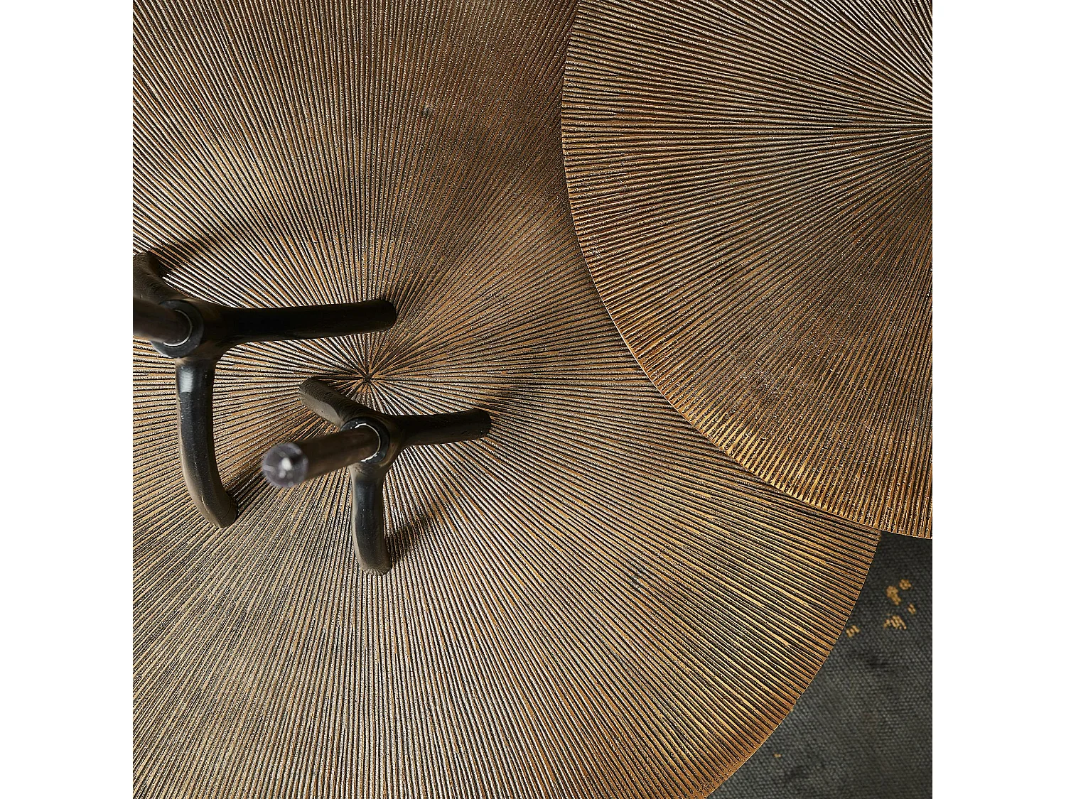 Table basse ronde rainurée sur trépied Ø60 cm KANO