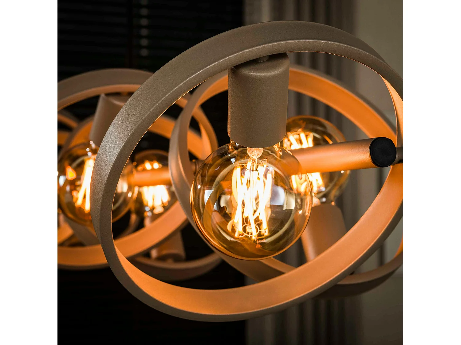 Suspension de table beige 8 anneaux mobiles RALF