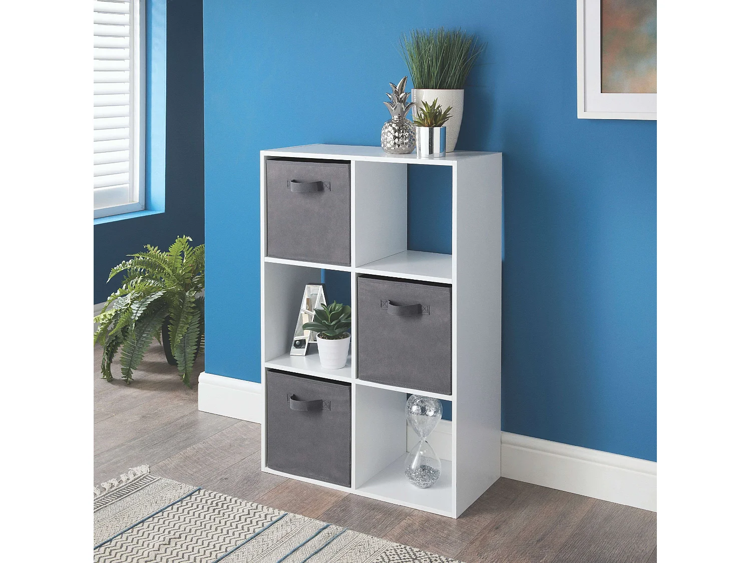 Estante baixa Abril para sala de estar com 3 compartimentos e 3 gavetas, em tecido melamínico, 60x89x28 cm