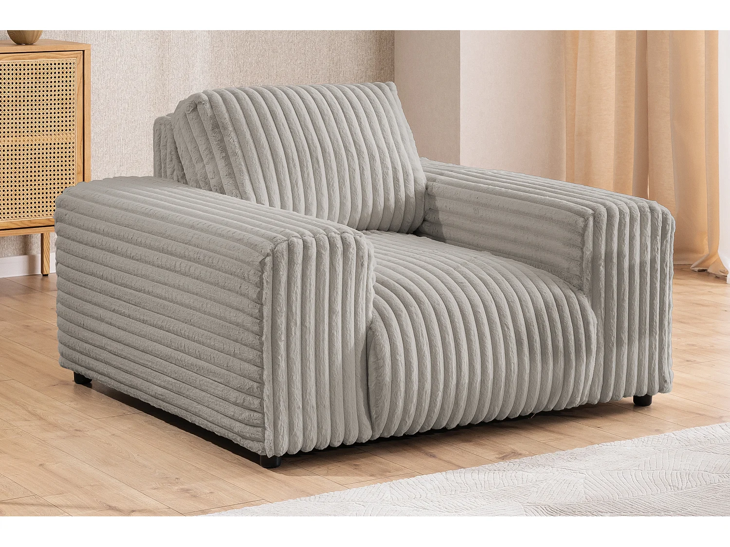 Fauteuil en velours côtelé pelucheux gris clair offrant un agréable confort d’assise MOLLIS