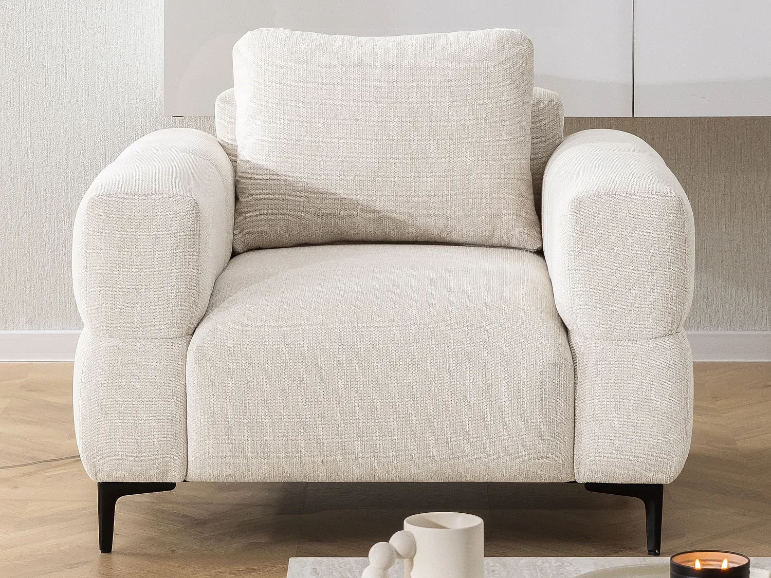 Fauteuil au design bubble en tissu texturé doux de couleur crème, offrant un grand confort d’assise CARDEA
