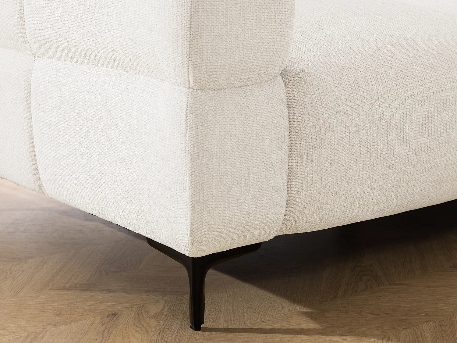 Fauteuil au design bubble en tissu texturé doux de couleur crème, offrant un grand confort d’assise CARDEA