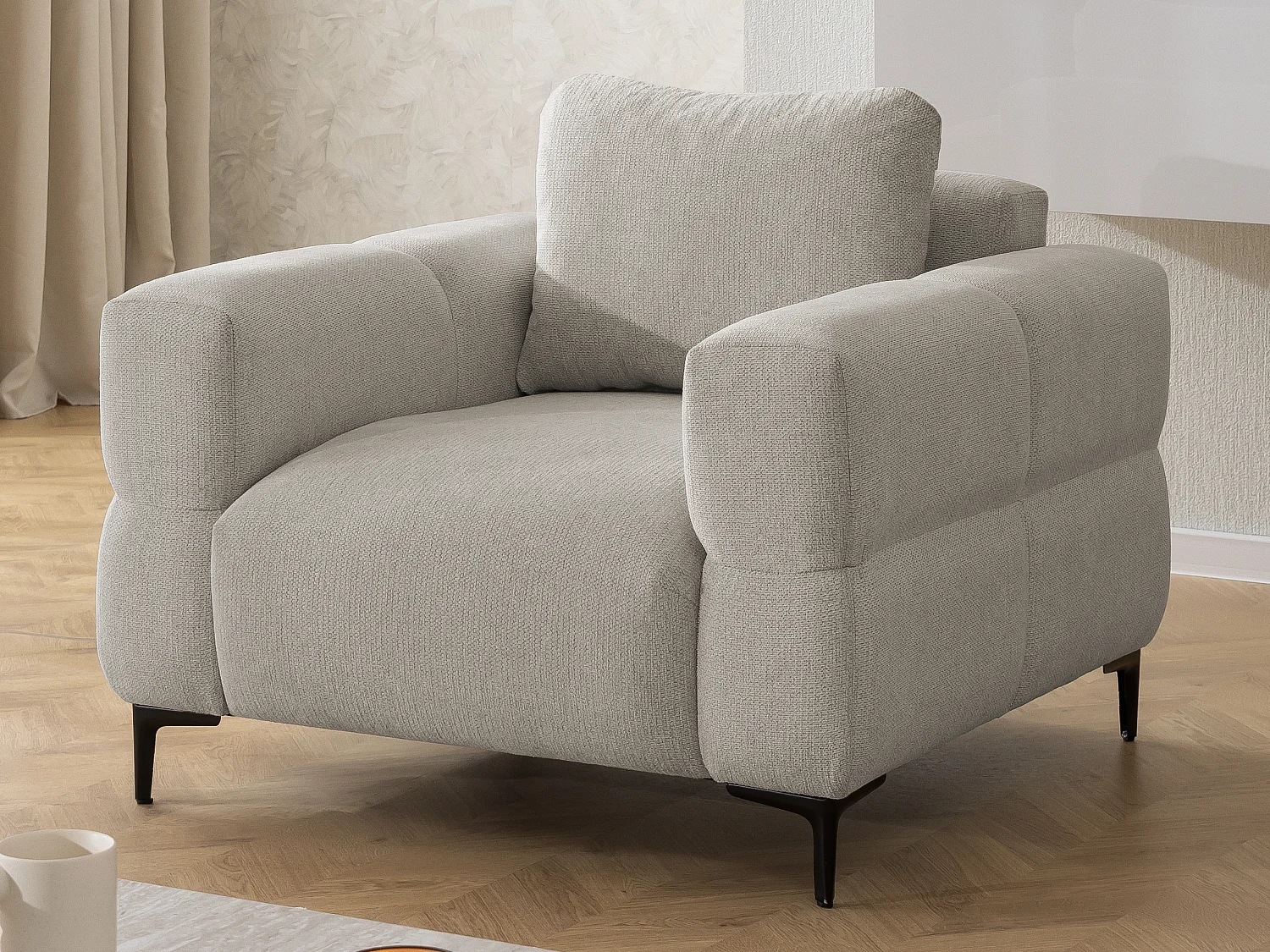 Fauteuil au design bubble en tissu texturé doux de couleur taupe, offrant un grand confort d’assise CARDEA