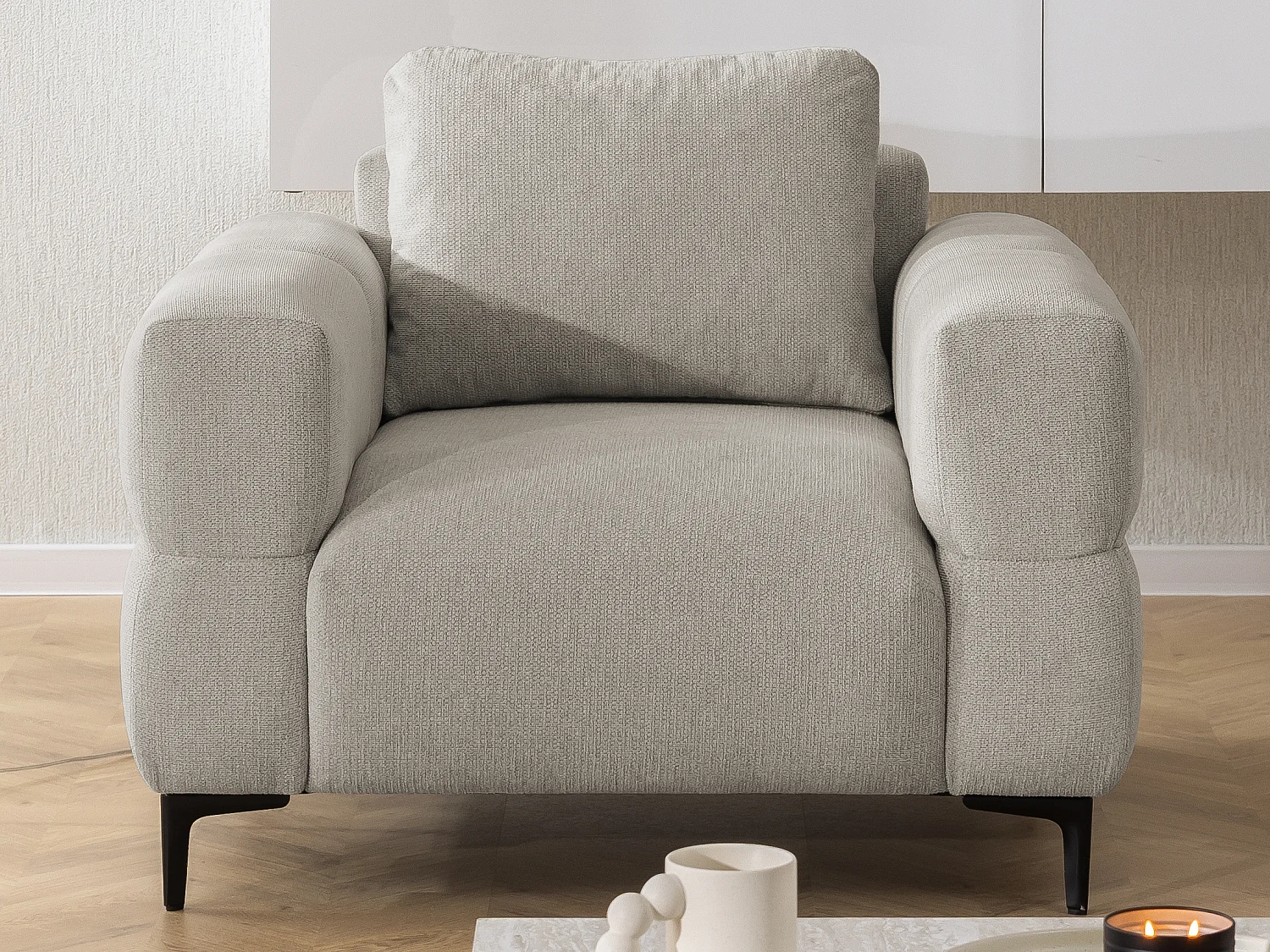 Fauteuil au design bubble en tissu texturé doux de couleur taupe, offrant un grand confort d’assise CARDEA