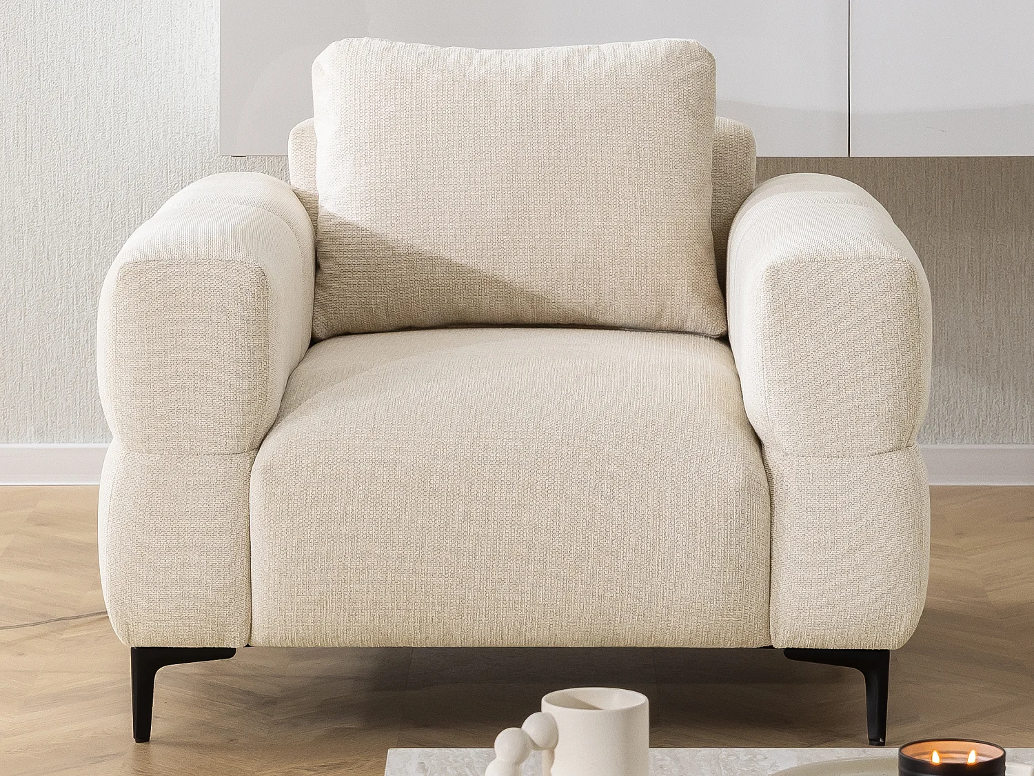 Fauteuil au design bubble en tissu texturé doux de couleur beige clair, offrant un grand confort d’assise CARDEA
