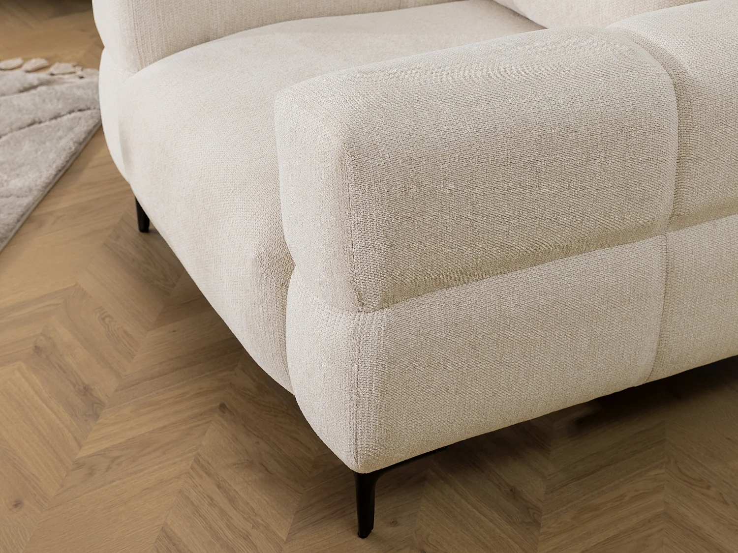 Fauteuil au design bubble en tissu texturé doux de couleur beige clair, offrant un grand confort d’assise CARDEA