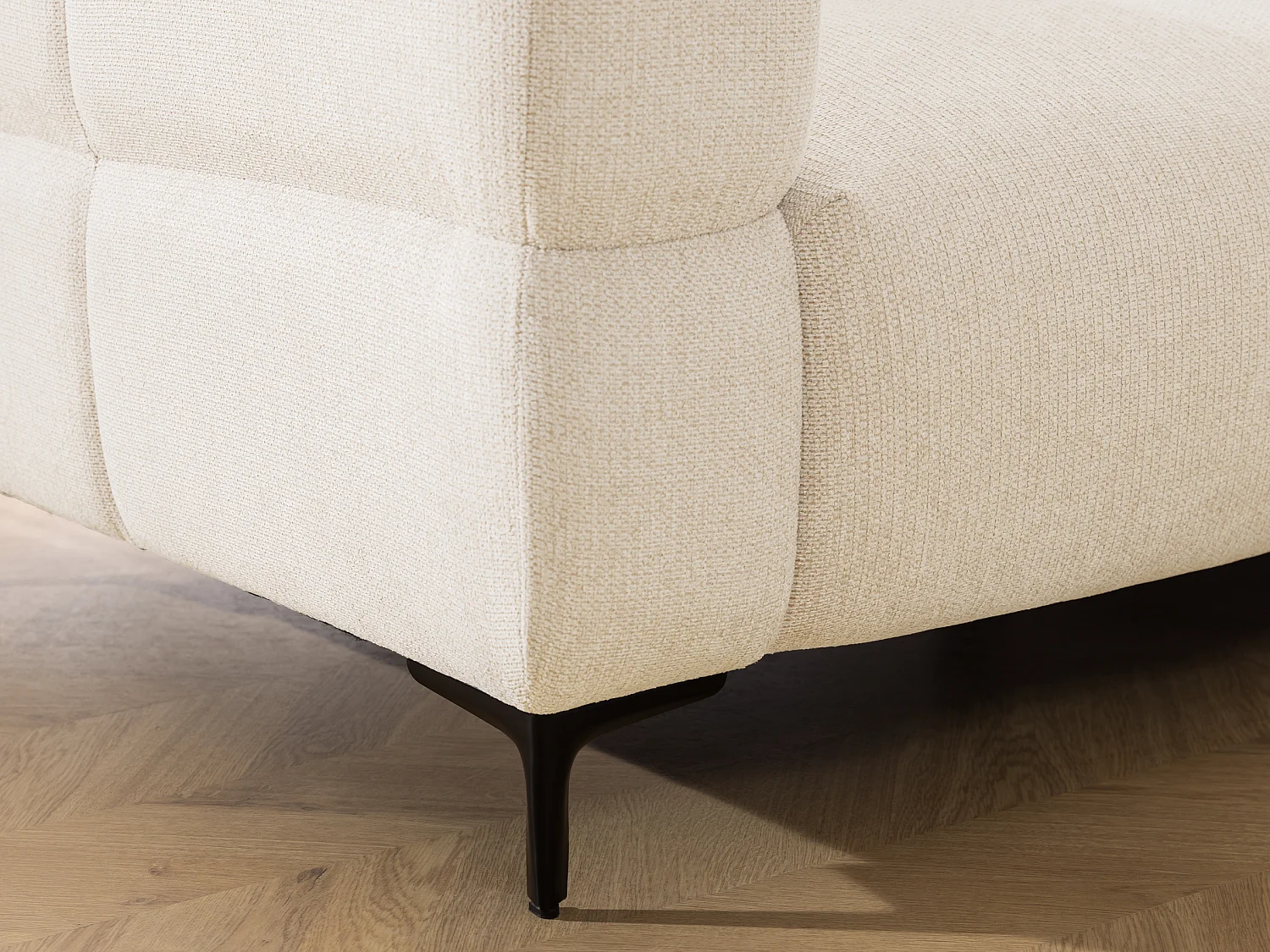 Fauteuil au design bubble en tissu texturé doux de couleur beige clair, offrant un grand confort d’assise CARDEA