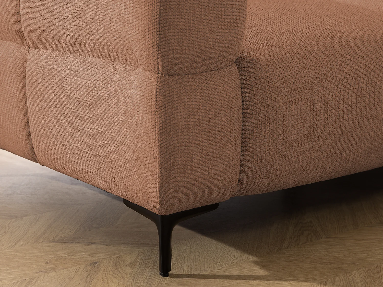 Fauteuil au design bubble en tissu texturé doux de couleur terre cuite, offrant un grand confort d’assise CARDEA